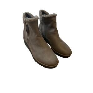 Bandolino Gray Chelsea Boots Suede Size 8.5 Women Wedge Fall Winter Comfort